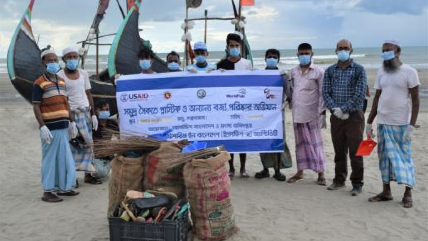 photo_2_blue_guards_member_with_collected_pollutants.jpg