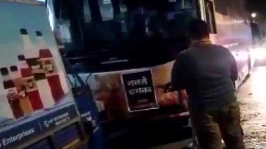 delhi_capitals_team_bus.jpg