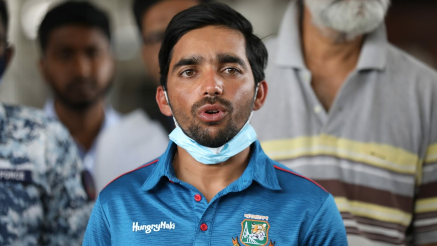 mominul_at_airport_after_arriving_from_sa.jpg