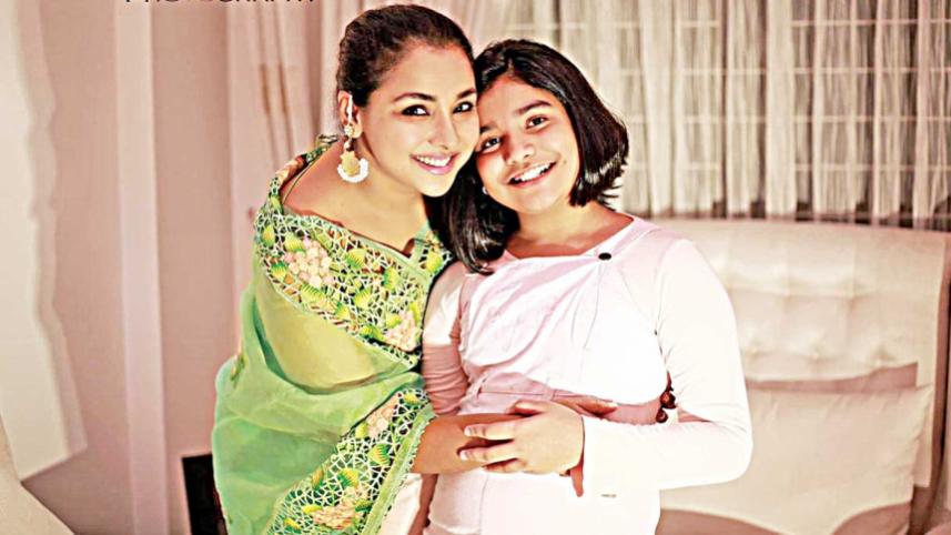 runa_khan.jpg
