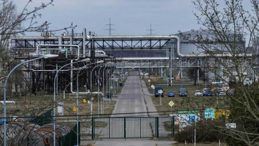oil-refinery-workers-caught.jpg