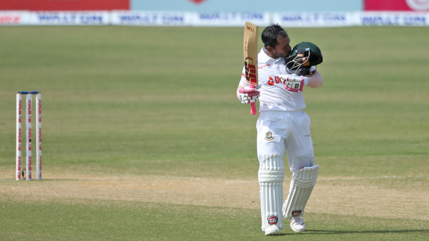 mushfiqur_kisses_halmet.jpg