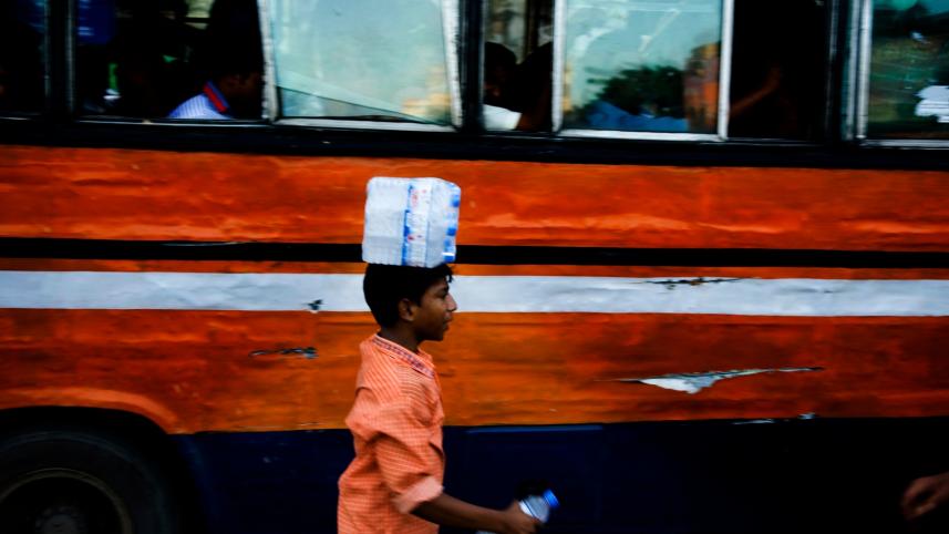 Shopping in traffic: Top 5 things to buy at a traffic signal in Dhaka