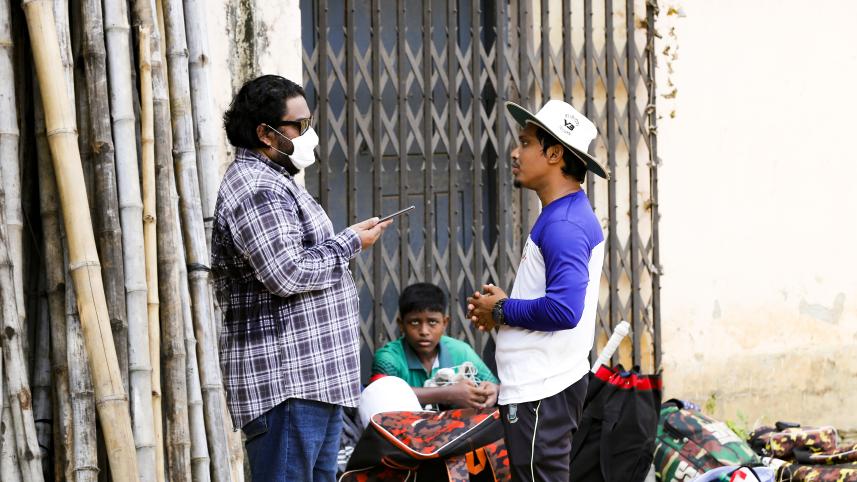 Journalist interviewing a coach/player. 