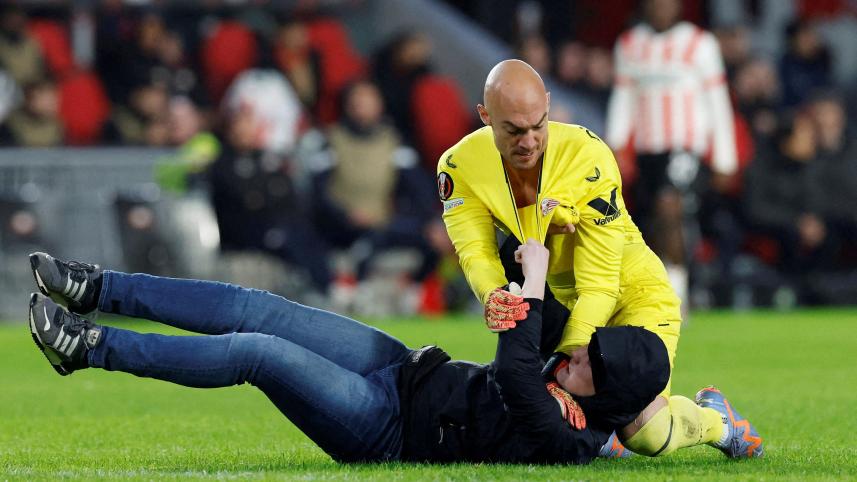 goalkeeper_attacked_by_fan_.jpg
