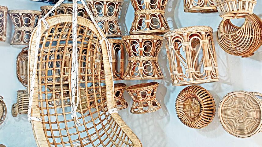 wooden-and-plastic-made-furniture-3.jpg