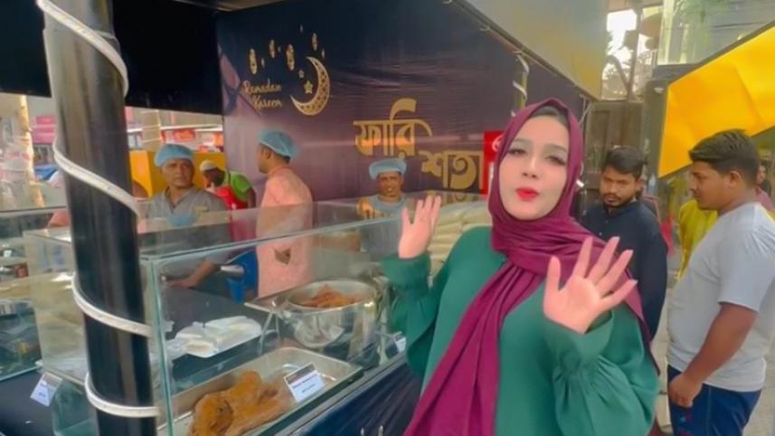 Mahiya Mahi busy selling iftar