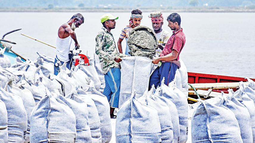 Bangladesh workers monthly wage growth below inflation