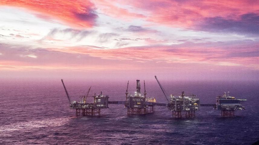 oil-price-hovers.jpg