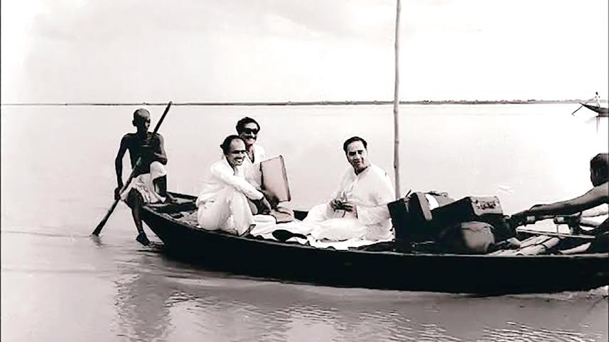 As part of their election campaign, Huseyn Shaheed Suhrawardy and Sheikh Mujibur Rahman were traveling in Rajshahi by boat (1954).