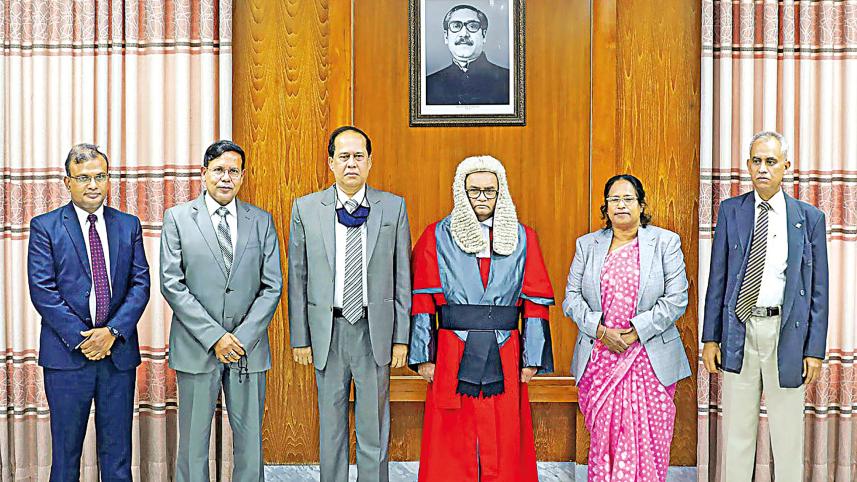 Chief Election Commissioner Kazi Habibul Awal, third from left, and the four election commissioners after they were sworn in by Chief Justice Hasan Foez Siddique at the Supreme Court Judges’ Lounge on February 27, 2022.
