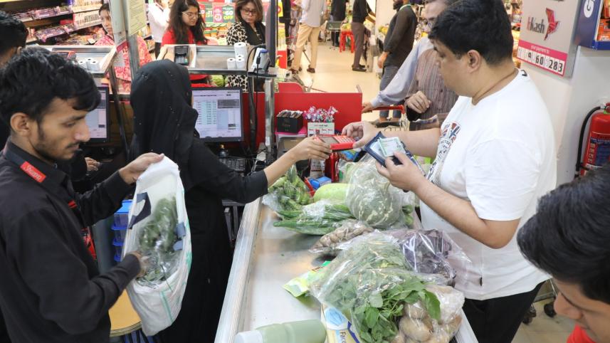 Use of credit cards in departmental stores on the rise