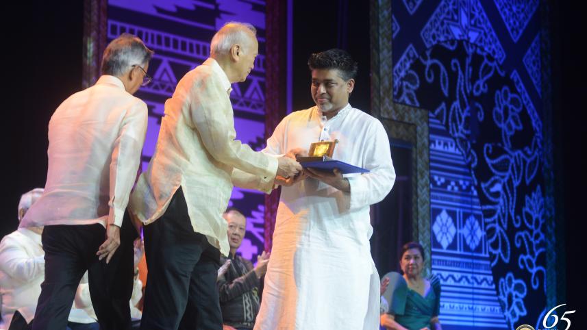 Korvi Rakshand receives the award. Photo: JAAGO Foundation