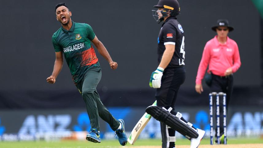 Bangladesh's Shoriful Islam (L) celebrates bowling New Zealand's captain Tom Latham (R) during the third one-day international (ODI) cricket match between New Zealand and Bangladesh at McLean Park in Napier on December 23, 2023. Photo: AFP 
