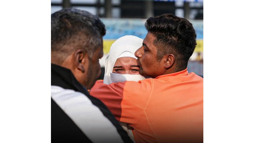 sarfaraz_khan_with_wife.jpg