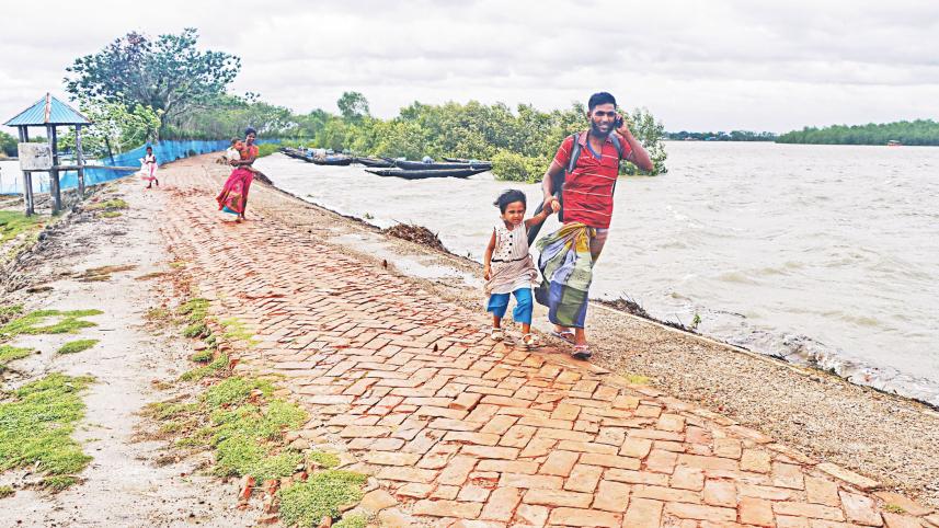 Locals of Gabbunia village in Khulna’s Koyra upazila