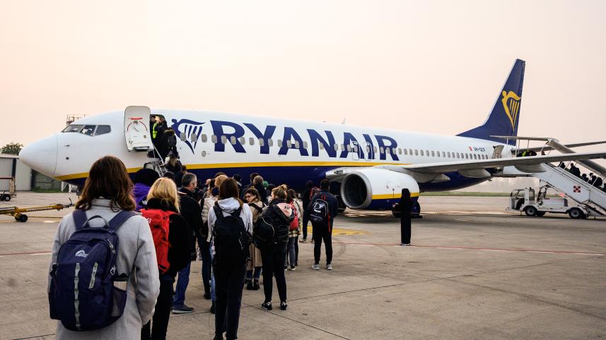 Resurgent airlines soar towards passenger, revenue records