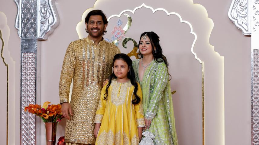 former_indian_cricketer_mahendra_singh_dhoni_his_wife_sakshi_dhoni_and_daughter_ziva_pose_for_pictures_on_the_red_carpet.jpg