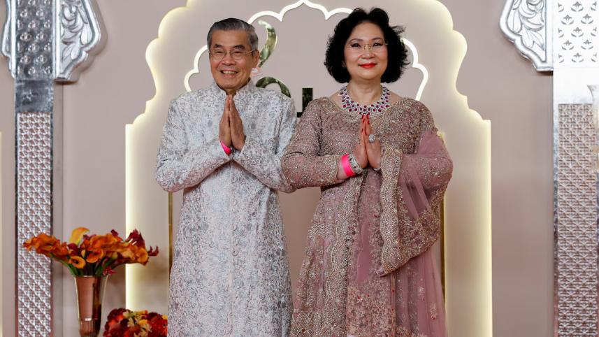 patama_leeswadtrakul_businesswoman_sports_administrator_and_member_of_international_olympic_committee_and_somsak_leeswadtrakul_chairman_of_g_j_steel_pose_for_pictures.jpg