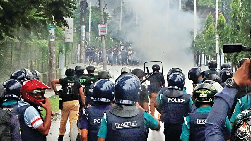 Protesters face off with police in Sylhet city’s Akhalia area around 3:30pm yesterday.