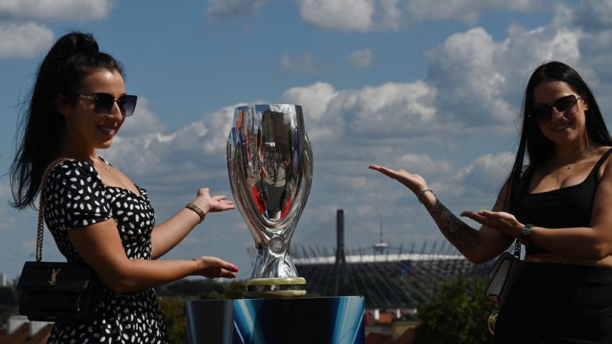 afp_20240810_36bx2ex_v1_preview_fbleursupercup2024trophy_1.jpg