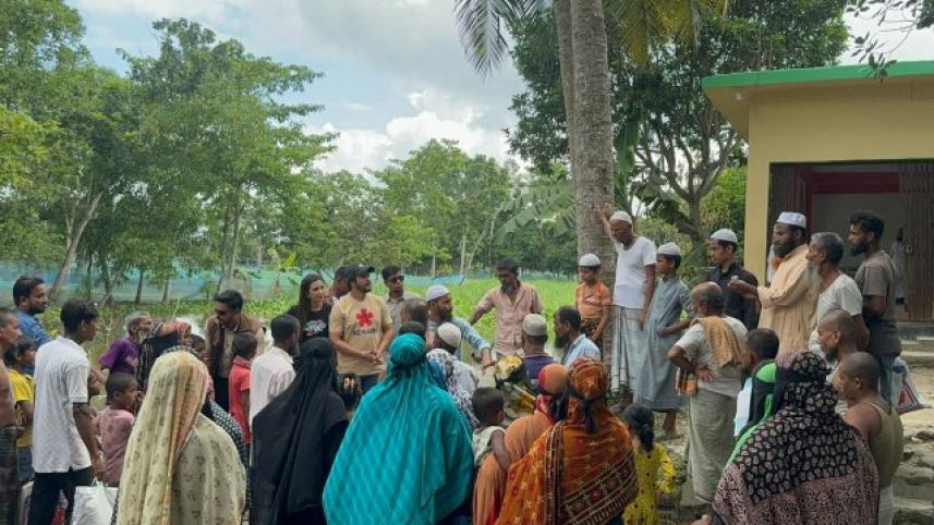  Mim-Emon deliver flood relief to Chandpur