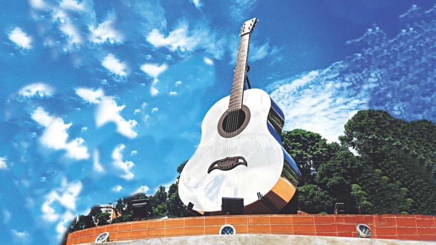 ayub_bachchus_rupali_guitar_3.jpg