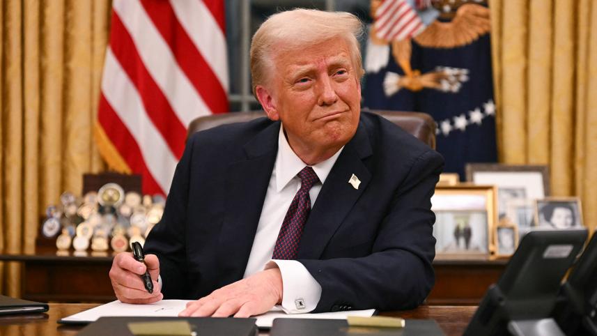 trump_signs_executive_orders.jpg