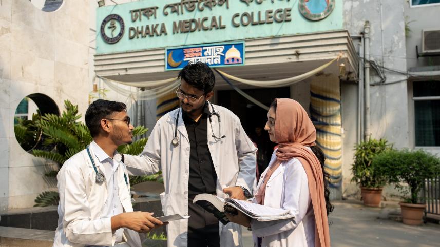 International medical students in front of Dhaka Medical College