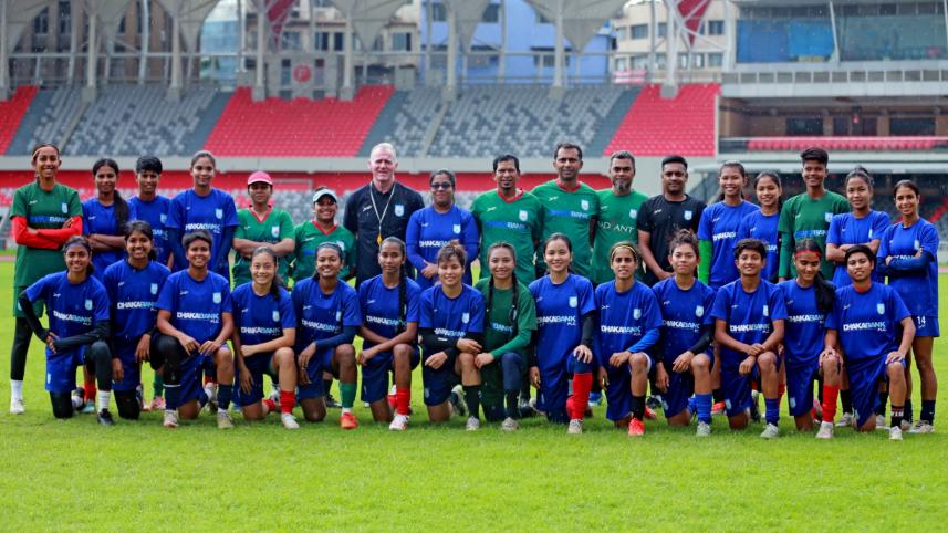 womens_football_team.jpg