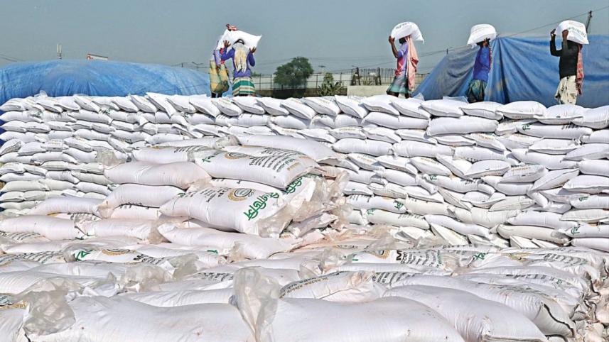 Govt to purchase 2.3 lakh tonnes of fertilisers
