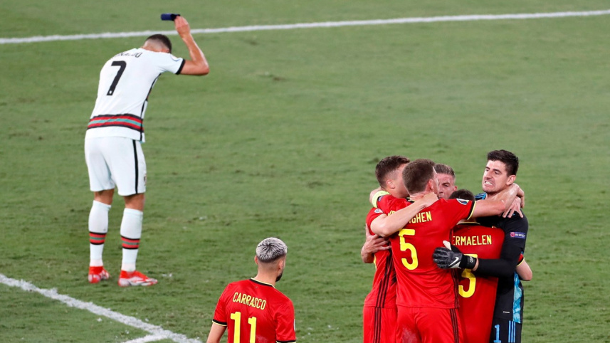 ronaldo_throwing_his_armband_to_ground.jpg