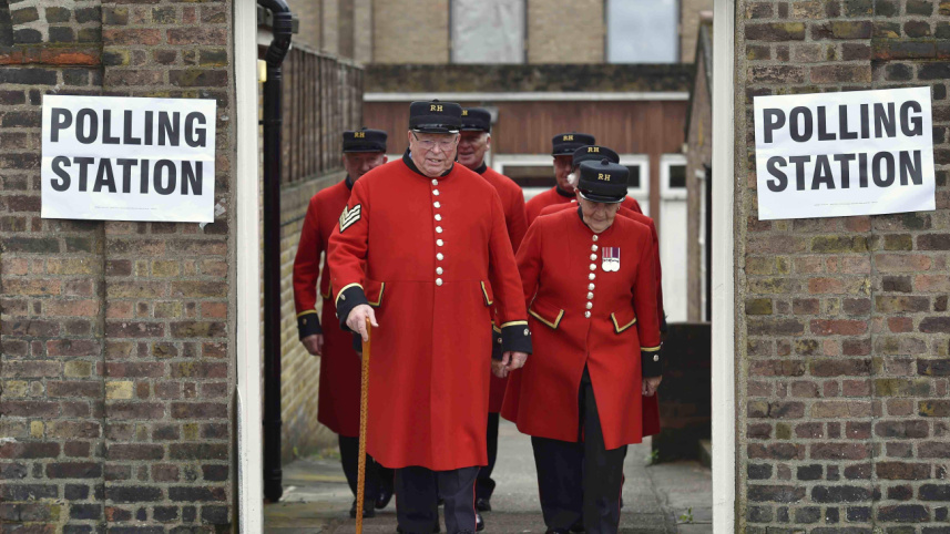 Britons vote 2.jpg