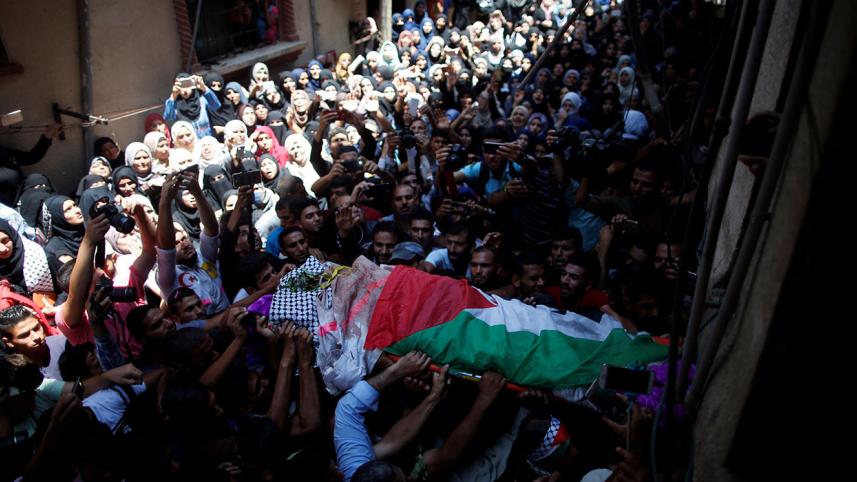 Mourners carry the body of Palestinian nurse Razan Al-Najar