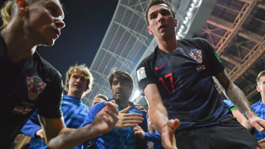 mandzukic_offers_hand_to_lensman_0.jpg