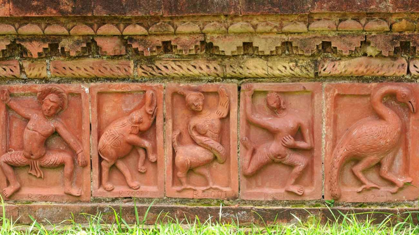 replicas_or_plaques.jpg