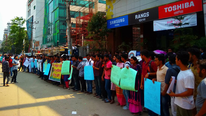 runi-akhter-rally-smollah2-wb.jpg