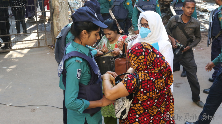 security_beefed_up_at_the_court_premises_centering_the_verdict._photo-anisur_rahman.jpg