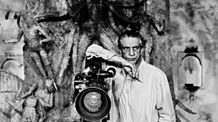 the_director_with_his_camera_3.jpg