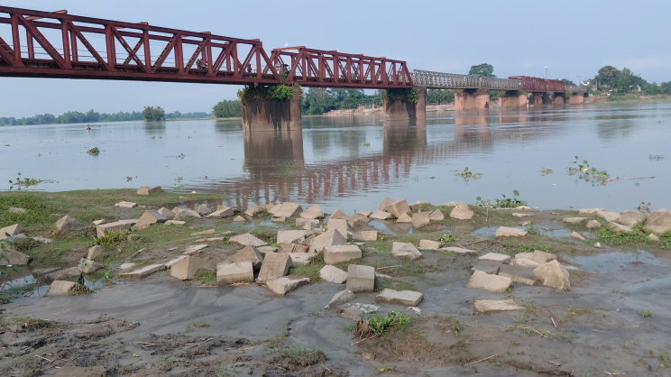 Local people from Bhurungamari and Nageshwari upazilas are forced to use the risky railway bridge to cross the river to access the district headquarters. Photo: Star