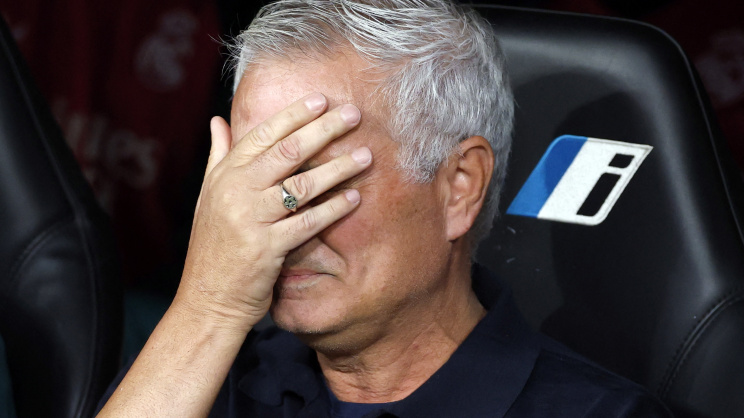 Mourinho hiding face.jpg
