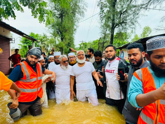 Jamaat chief Shafiqur Rahman visits flood victims