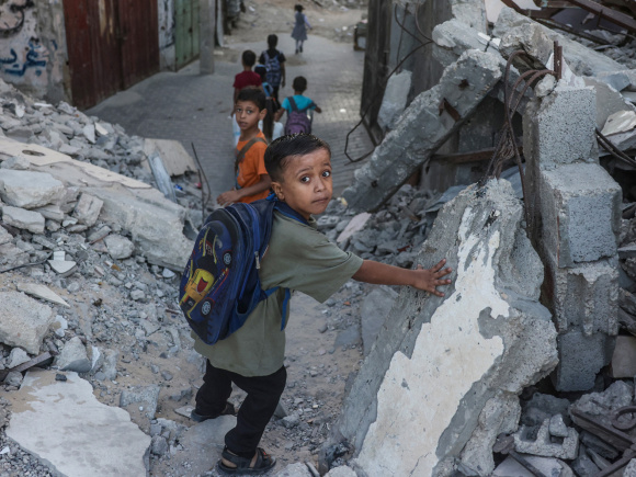 Palestinian-children-walk-school.jpg