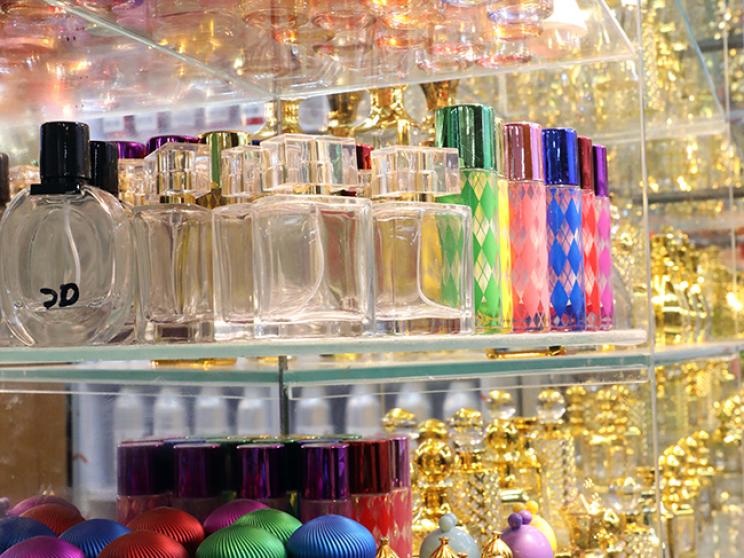 Exploring Dhaka's perfume market, Mitford area's perfume shops, perfume price in Bangladesh, Best perfume market in Dhaka, perfume wholesale market, best perfume for Bangladeshi men, perfume wholesale market in Bangladesh, buy cheap perfume in Bangladesh,