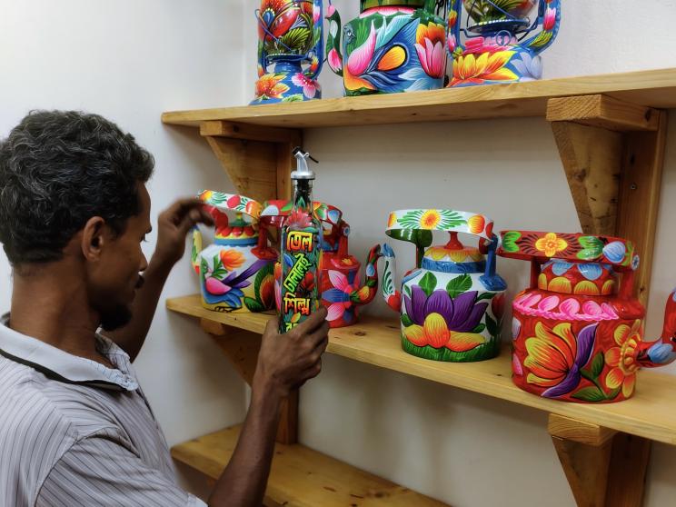 “Pappu’s Art School for All” brings rickshaw painting to everyone