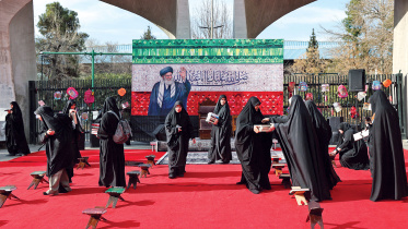 Iranians-bid-farewell.jpg