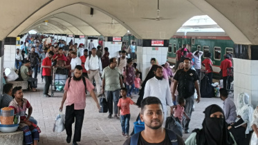 PeopleComingBackToDhaka_Star.jpg