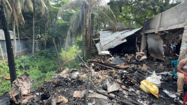 The fire broke out at the market around 4:00am at Bhennatola Bazar, reducing five businesses to ashes. Photo: Star