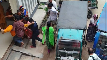 On Thursday, sick workers began arriving at Kaliakair Upazila Health Complex one after another around 10:30am. Photo: Collected