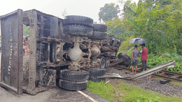 The sand-laden truck lost control and fell directly onto the track, bringing train movement to a halt. Photo: Star